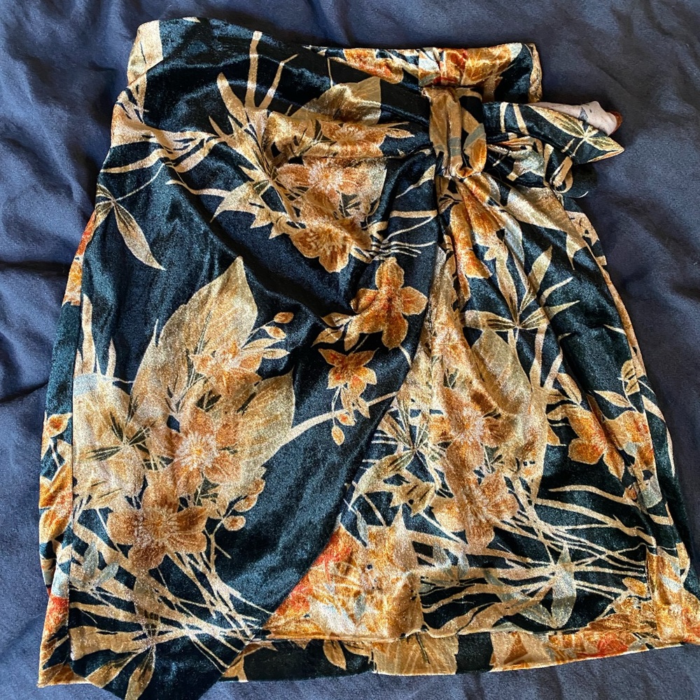Zara Basics Velvet Floral Mini Skirt X-Small - Picture 2 of 4